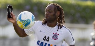 Vagner Love é apresentado e diz que abrirá mão do carnaval para treinar