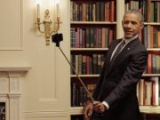 Barack Obama é flagrado tirando foto com o ‘pau de selfie’