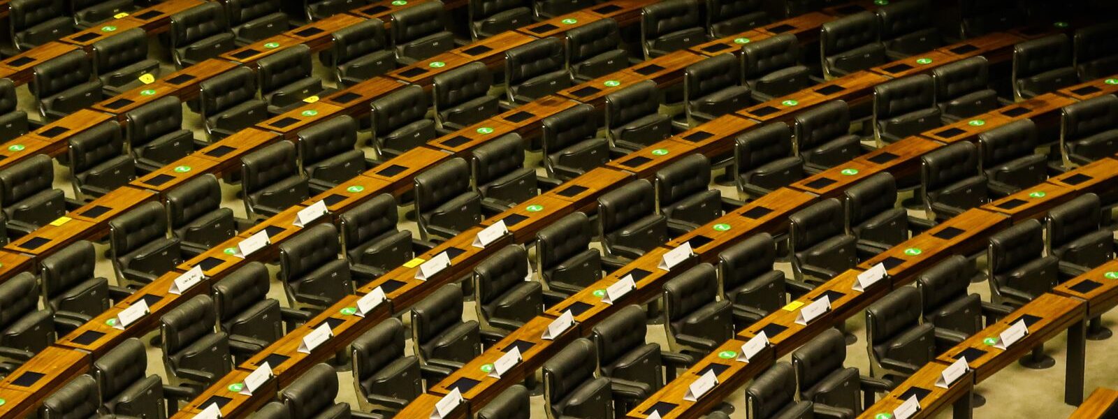 cerca-de-70-parlamentares-trocaram-de-legenda-na-janela-partidaria