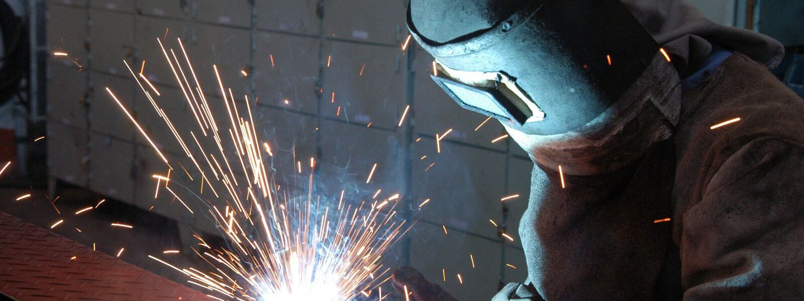 apos-dois-meses-de-queda,-industria-cresce-0,3%,-revela-ibge